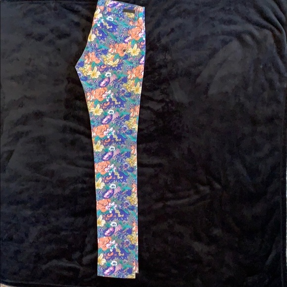 Cute flower patterned jeans! - Picture 2 of 3